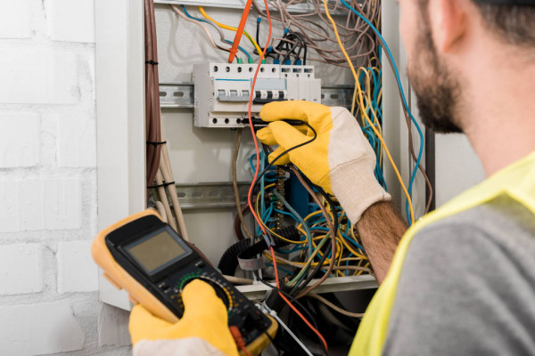 Dépannage par un électricien : faites appel à notre entreprise de réparations électriques !